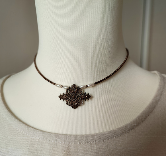 透かしパーツとフェイクパールのチョーカー 9枚目の画像