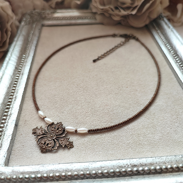 透かしパーツとフェイクパールのチョーカー 3枚目の画像