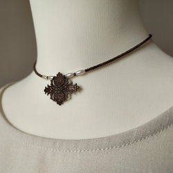 透かしパーツとフェイクパールのチョーカー 2枚目の画像