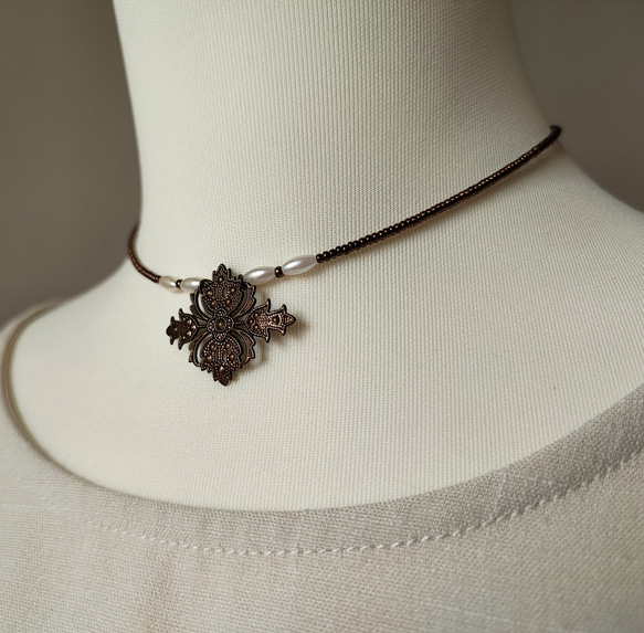 透かしパーツとフェイクパールのチョーカー 2枚目の画像