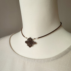 透かしパーツとフェイクパールのチョーカー 1枚目の画像