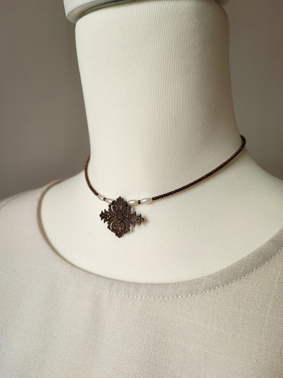 透かしパーツとフェイクパールのチョーカー 1枚目の画像