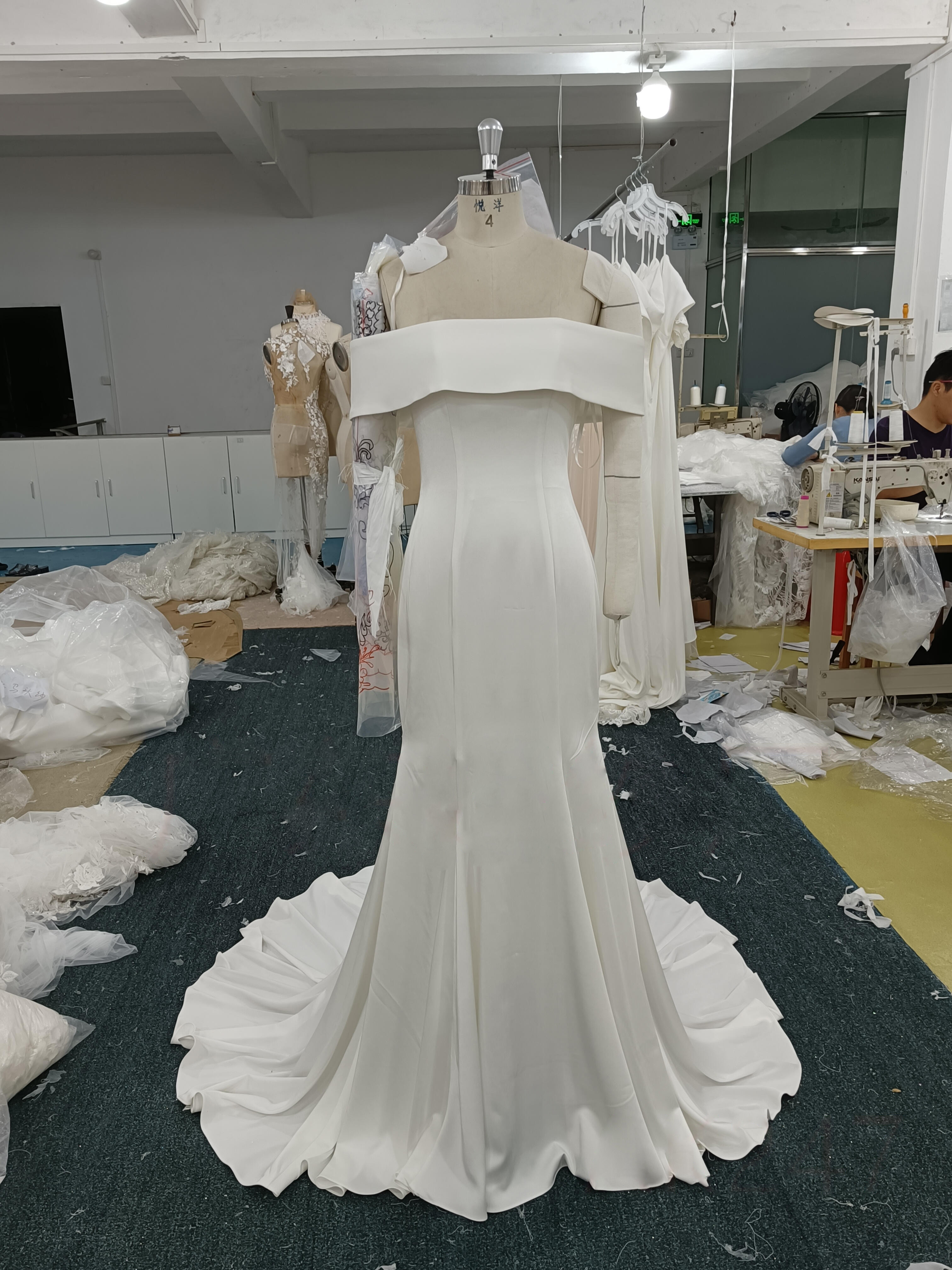 お買い得　オフショルダー　高級サテン　二の腕を隠せる　くるみボタン　上品　ウェディングブライダル　オフホワイト　結婚式