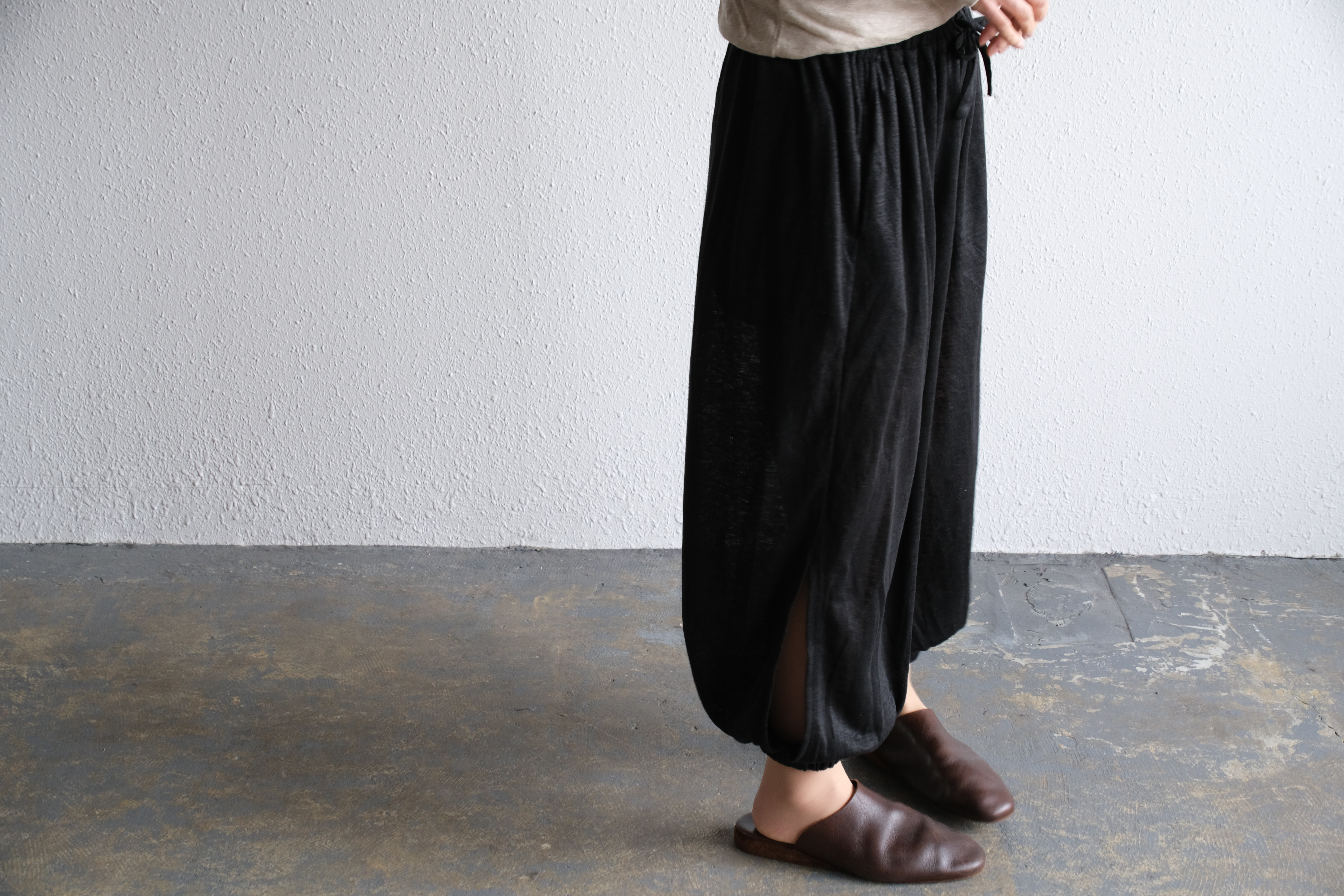 【new】enrica linenknit slitpants｜black
