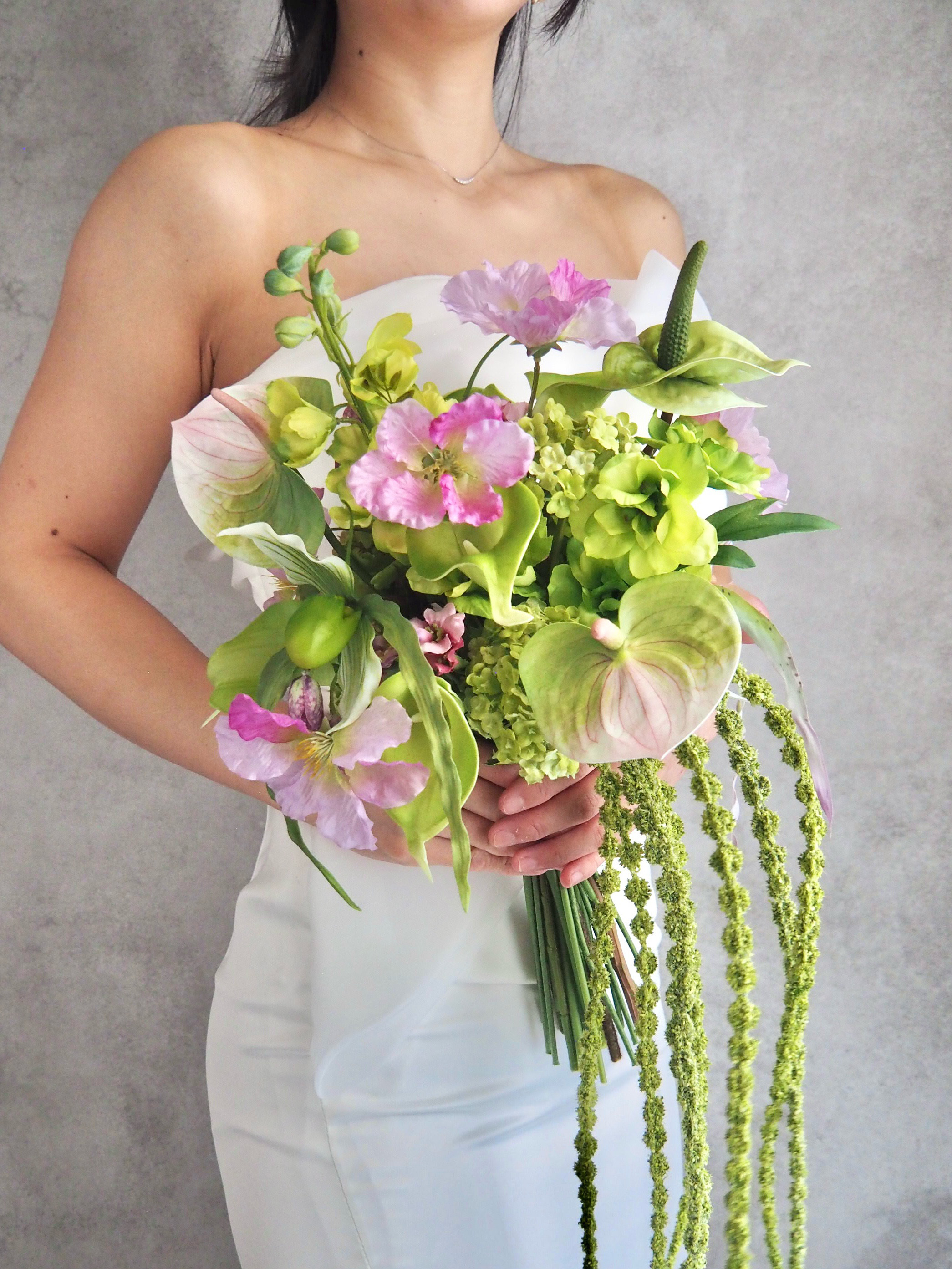 絶対被りたくないお洒落花嫁様へ｜グリーン×ピンクの個性派ブーケ｜唯一無二のデザインブーケで一目置かれること間違いなし