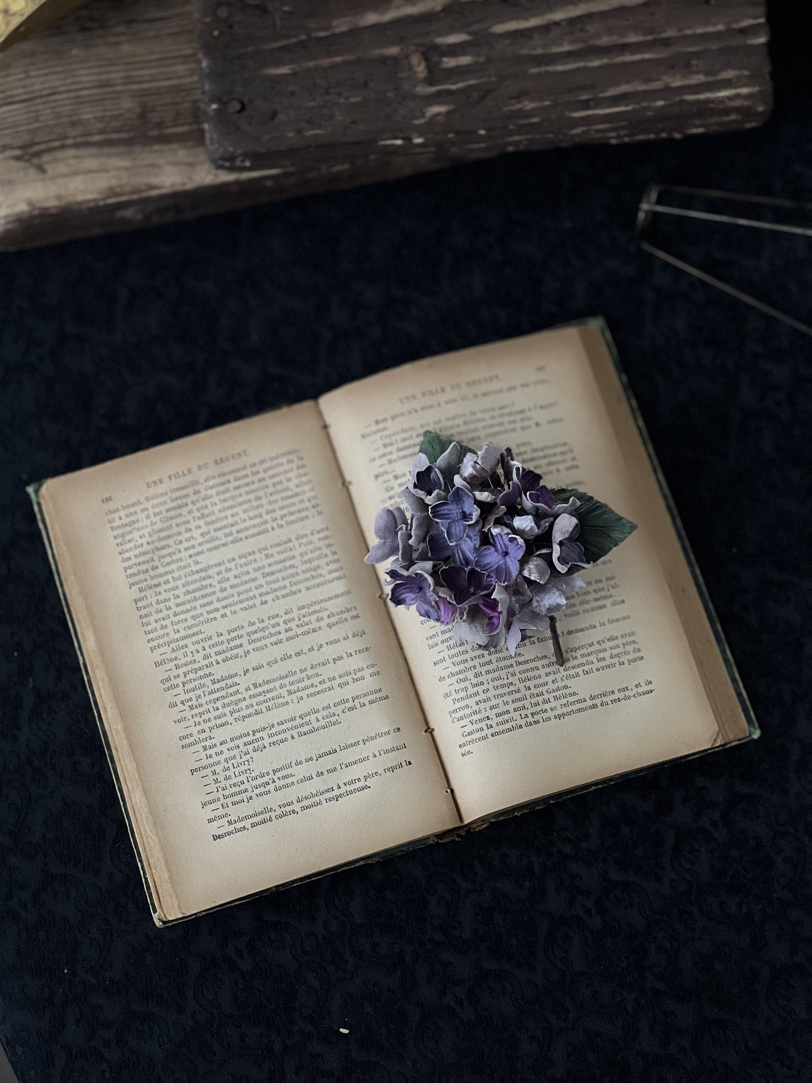 ドライになりかけたアンティークなアジサイコサージュ