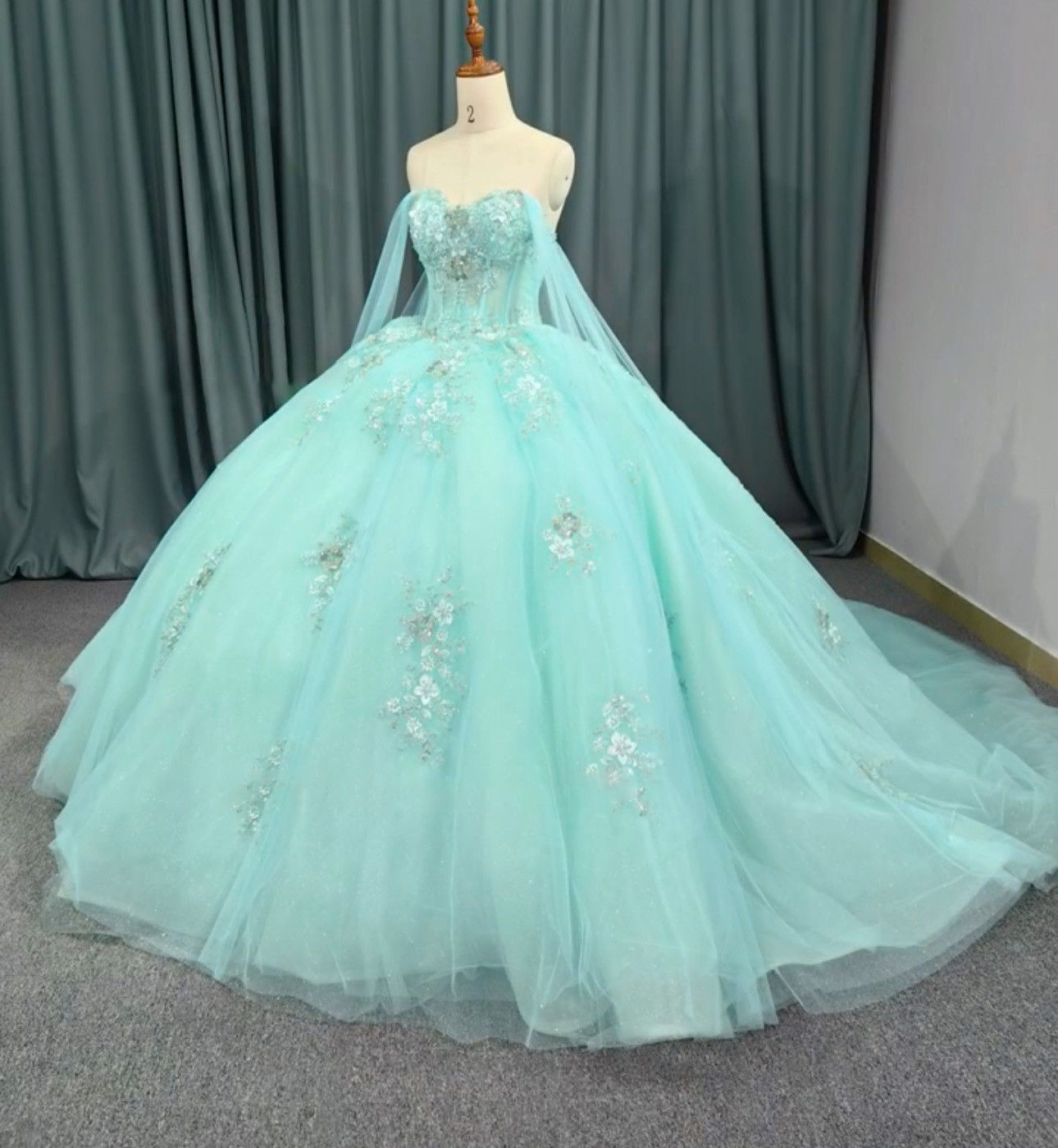 高品質保証ミントグリーン　チュール　エレガントな刺繍　短いトレーン　咲き誇る小花レース　編み上げ　カラードレス　グリーン