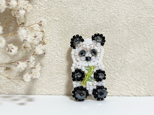 ビーズ刺繍】大好きな笹を持ったパンダのブローチ ブローチ chango