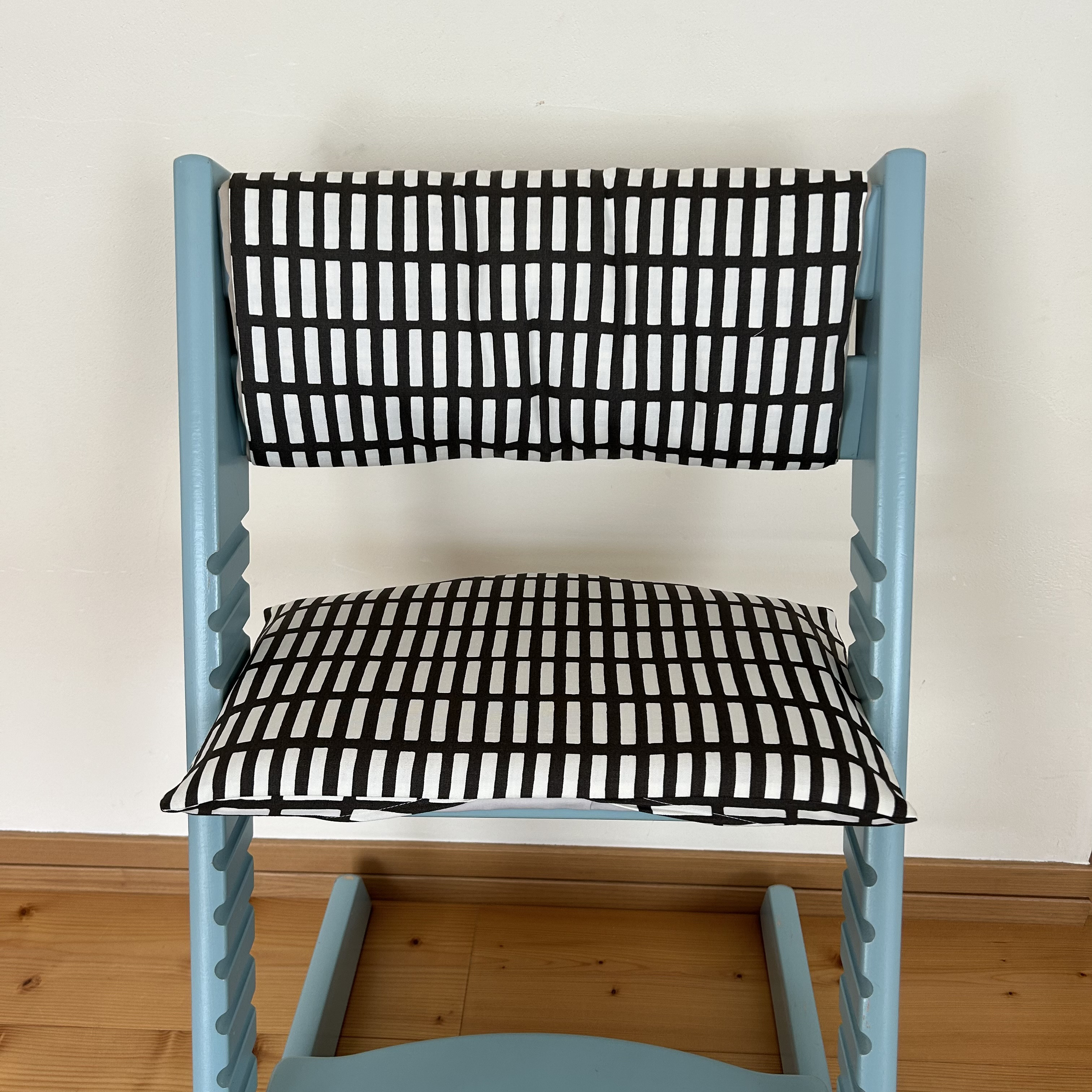 ストッケ　トリップトラップ  クッション　黒格子柄