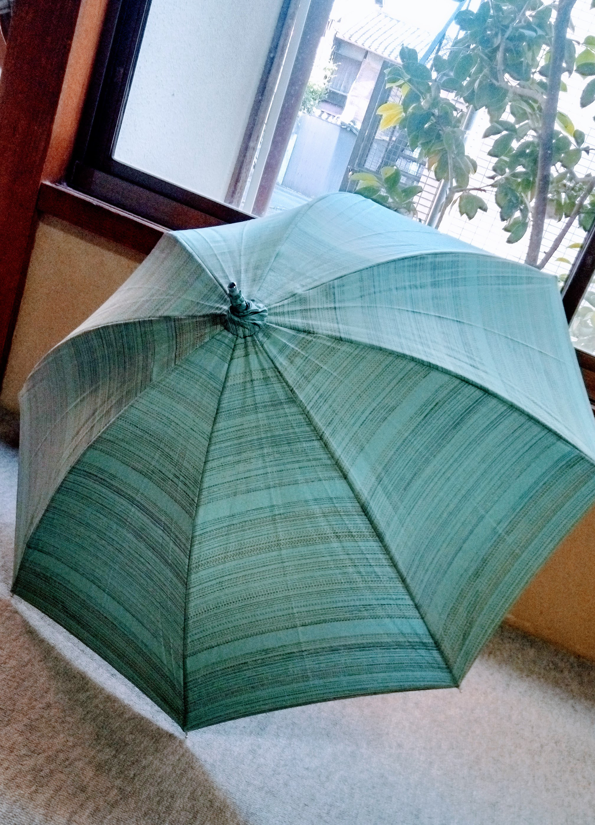 【ハンドルが選べる】淡いグリーン系の本場大島紬　 シルバーストレッチ式日傘 共布傘袋付