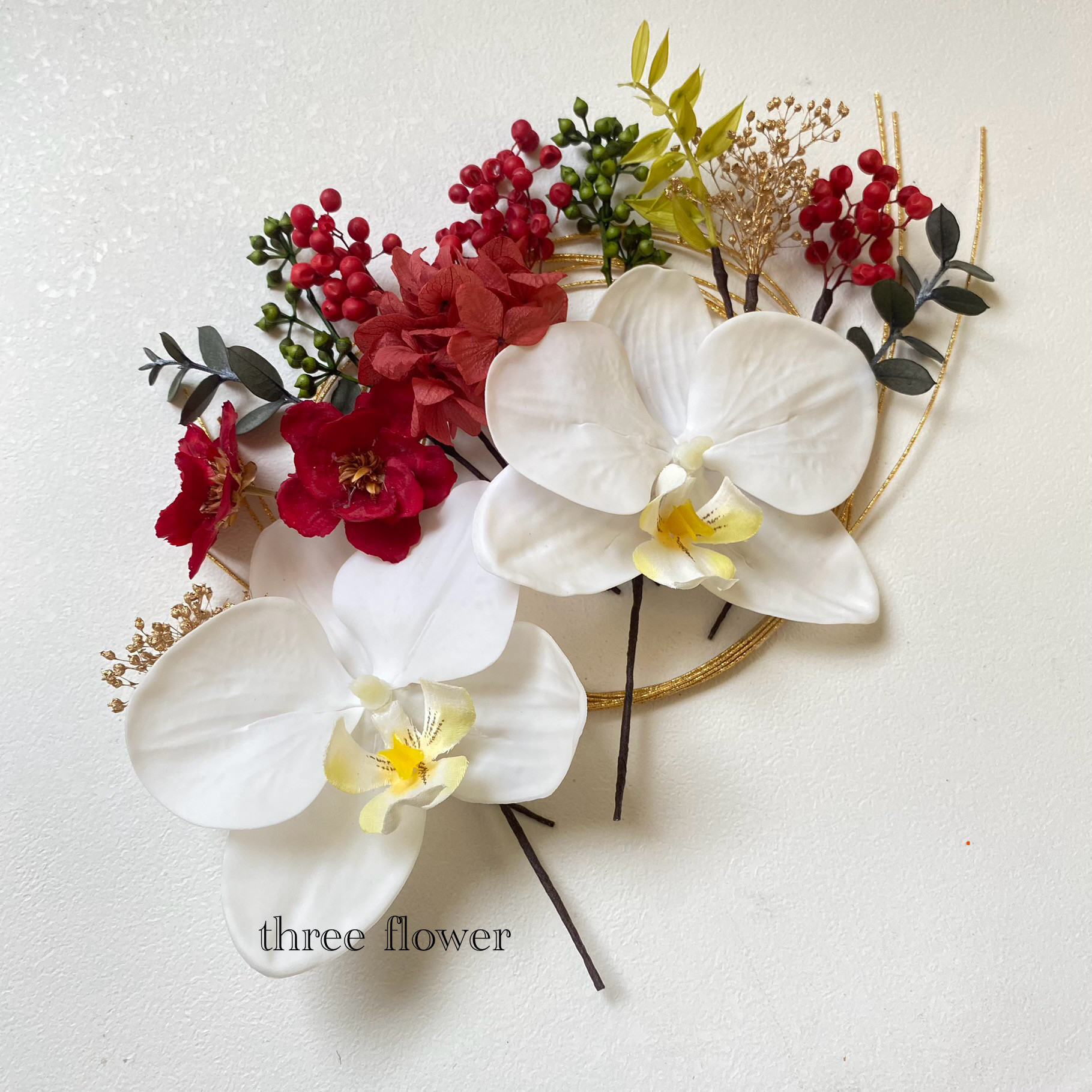 白い胡蝶蘭と赤いアネモネの髪飾り　ペッパーベリーのレトロな雰囲気がお好きな方へ　水引　金箔　和装髪飾り　結婚式　成人式