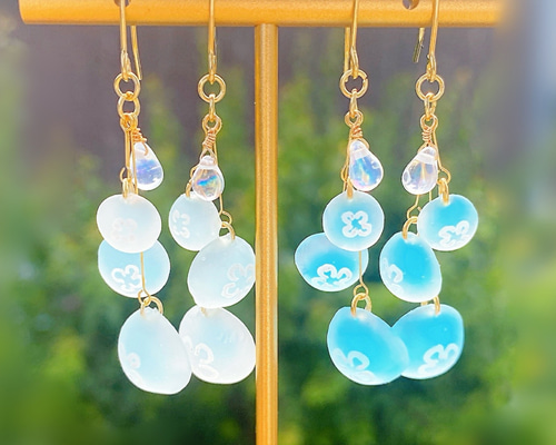 クラゲピアス レジン 3匹 揺れる すりガラス風 ハンドメイド 1ペア