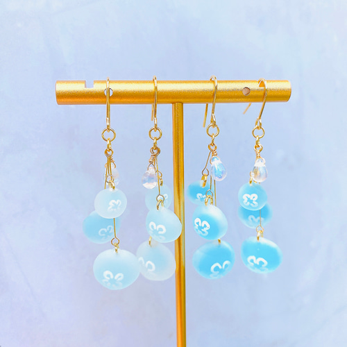 クラゲピアス レジン 3匹 揺れる すりガラス風 ハンドメイド 1ペア