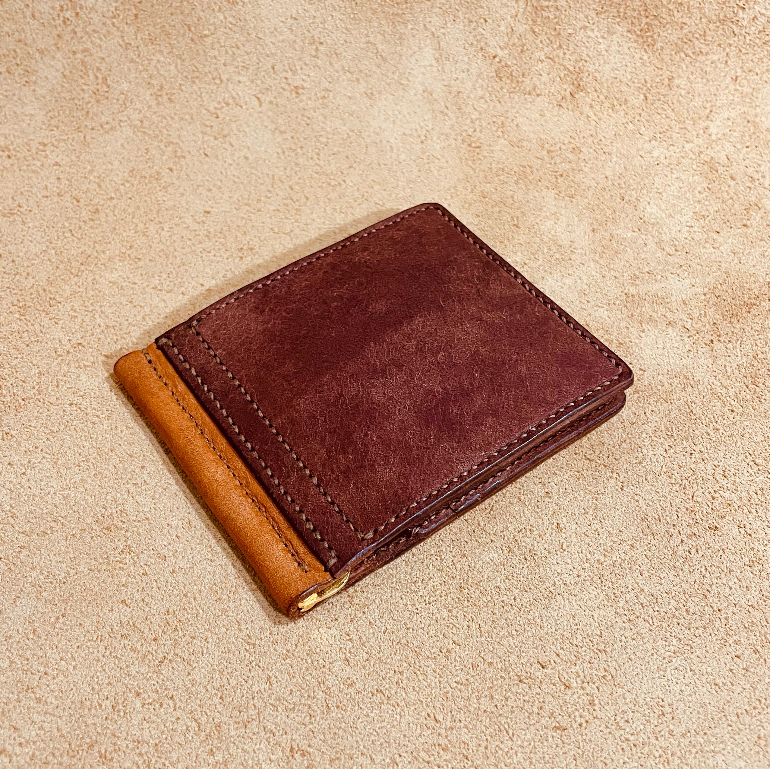 受注生産　ｲﾀﾘｱﾝﾚｻﾞｰ MARGOTのマネークリップ財布