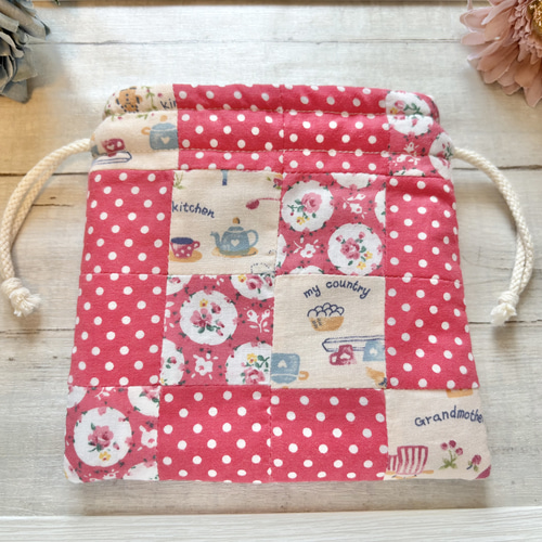 スージーのレトロ水玉巾着レッド(パッチワーク、キルト綿入り