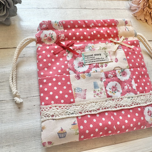 ハンドメイド❇大きめビンテージレトロパッチワーク❇マットと巾着セット スージーのレトロ水玉巾着レッド(パッチワーク、キルト綿入り) 赤