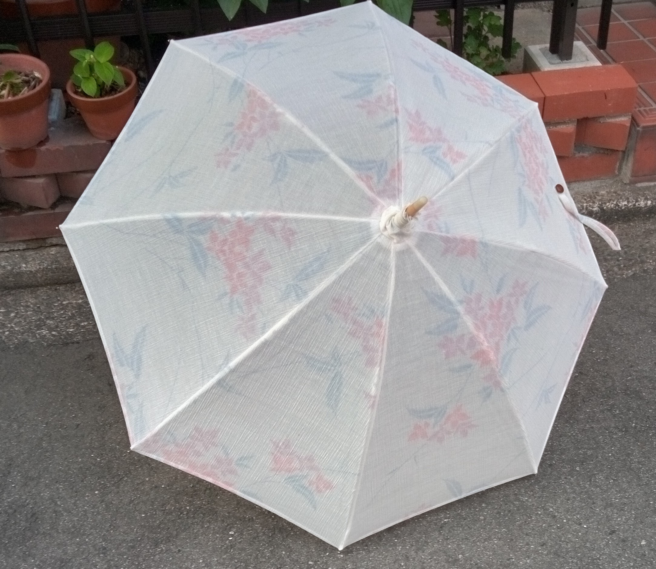 【ハンドルが選べる】 真っ白な地色に赤と青紫の花柄　小千谷ちぢみの優美な長日傘　共布傘袋付