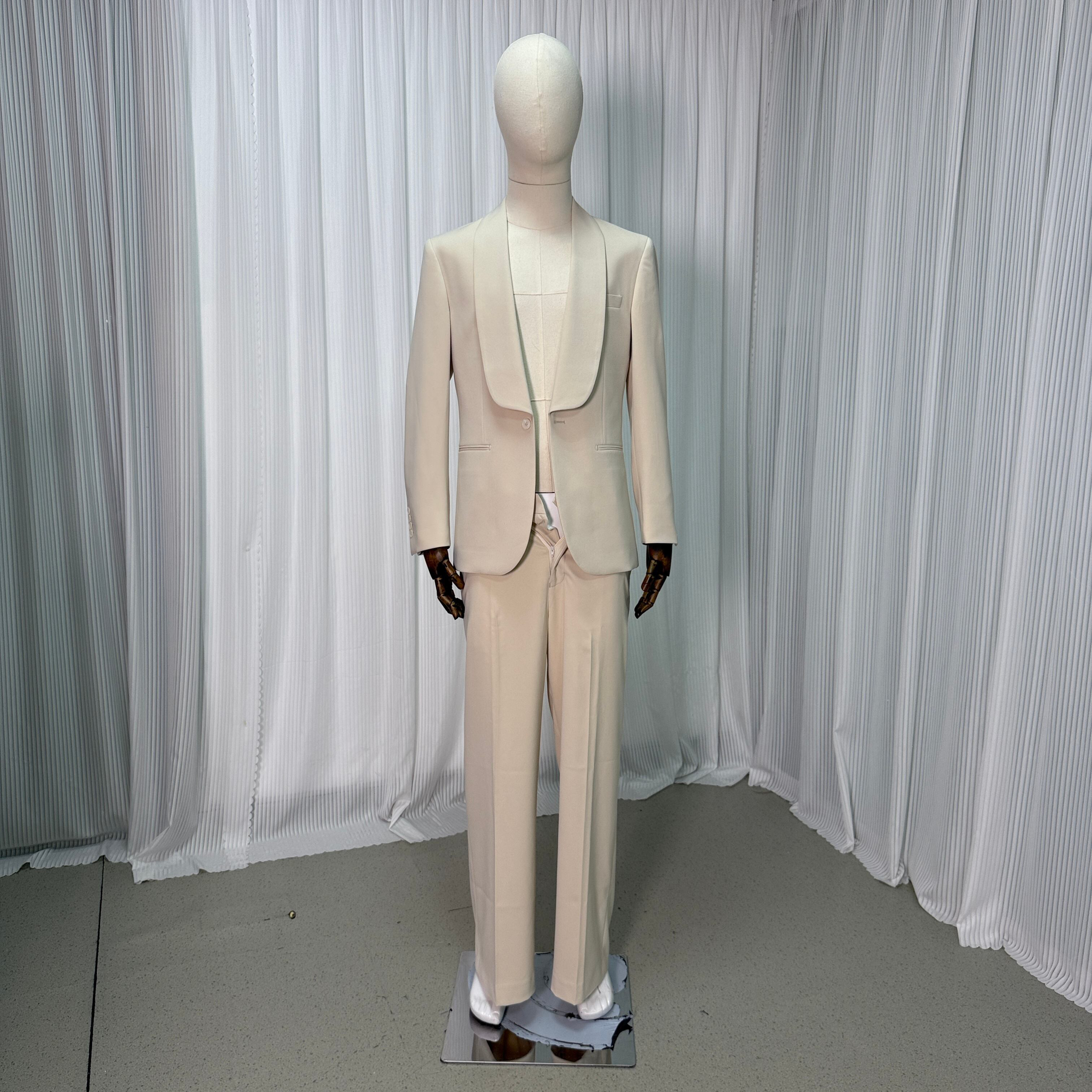 送料無料！スーツ ベージュ スリット 快適な生地 揺らめく裾 ジャケット、パンツの2点セット 新郎衣装