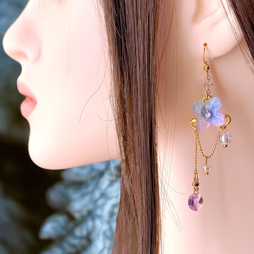 本物紫陽花❤️スワロ使用♪アシンメトリーな紫陽花たっぷりなイヤリング＆イヤーカフス 紫陽花｜ゆらりんアシンメトリーピアス／イヤリング（ピンクブルー