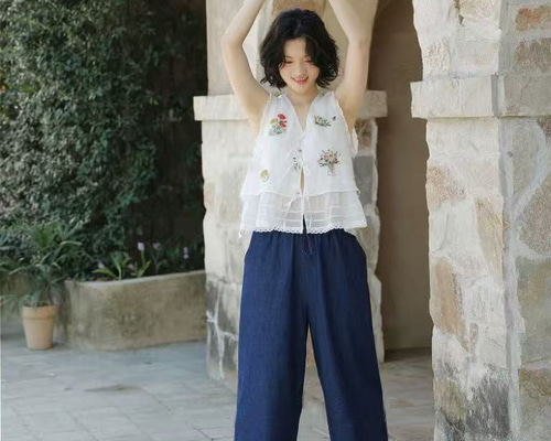 花柄刺繍入りトップス ノースリーブ レース付き 麻のトップス 裏地付き