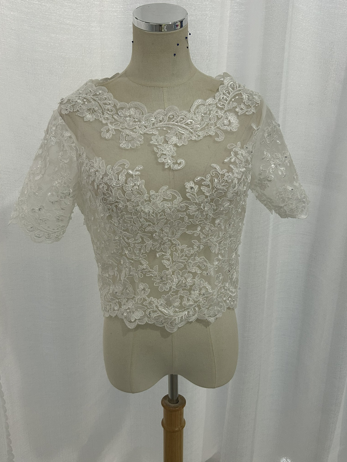 送料無料！エレガント ウエディングドレス キラキラのハンドビーディング ボレロ レース くるみボタン結婚式/披露宴