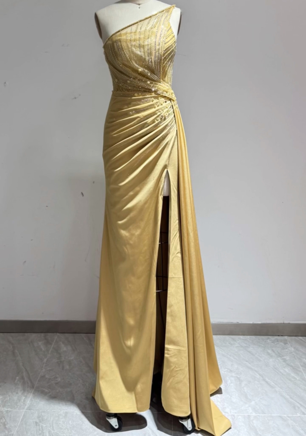 金色　ワンショルダー　スリット　短いトレーン　ファスナー　非対称　サテン　フリル　スパコール　キラキラ　パーティードレス