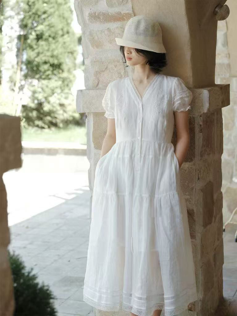 刺繡入りワンピース　ロングワンピース　ホワイトワンピース