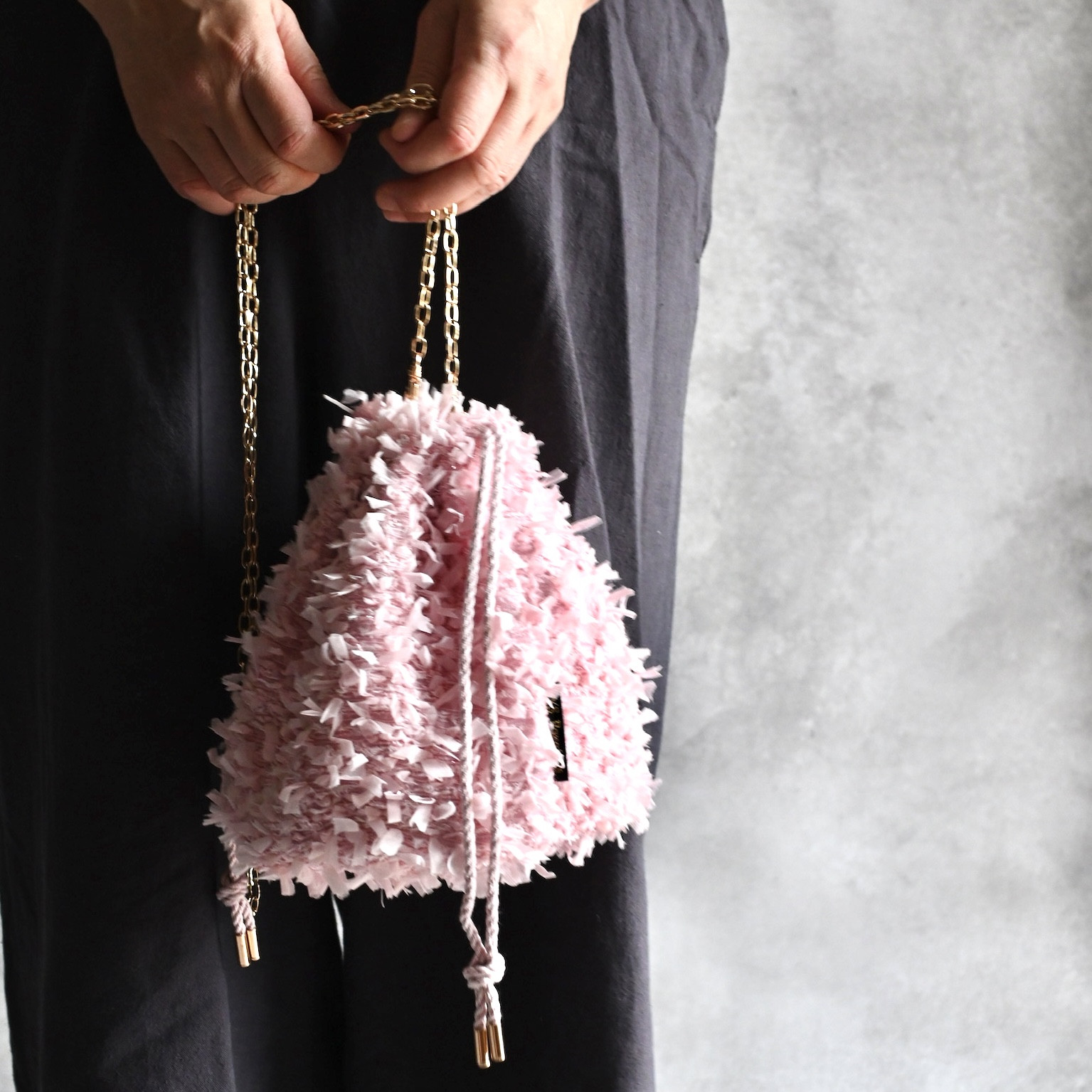 くすみピンクのフェザーツイードドローストリングバッグ