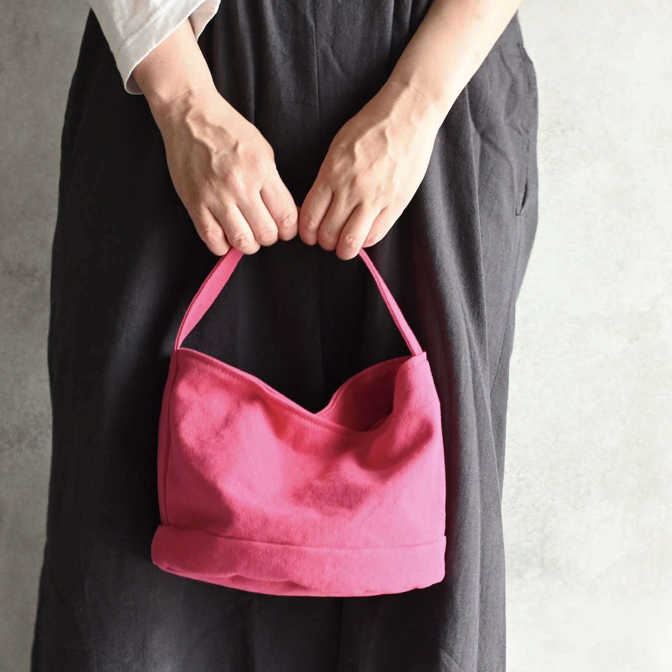 マゼンタピンクのミニマルトートバッグ