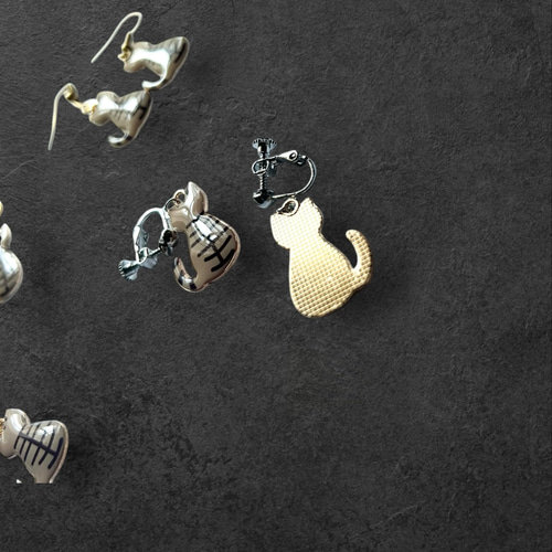 送料無料】 茶キジトラ猫うしろ姿レジンアクセ ピアス・イヤリング
