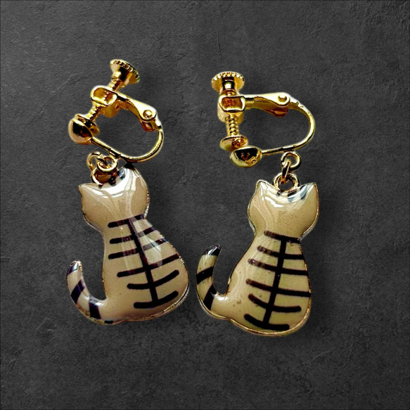送料無料】 茶キジトラ猫うしろ姿レジンアクセ ピアス・イヤリング