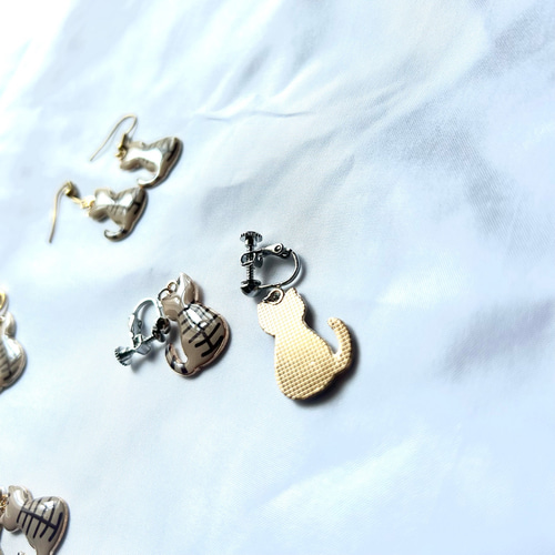 送料無料】 茶キジトラ猫うしろ姿レジンアクセ ピアス・イヤリング