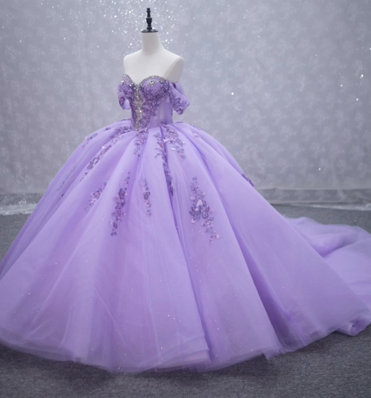 新作続々　ラベンダー色　オフショルダー　二の腕を隠せる　フレアスカート　ボリューム　花柄　編み上げ　カラードレス前撮り