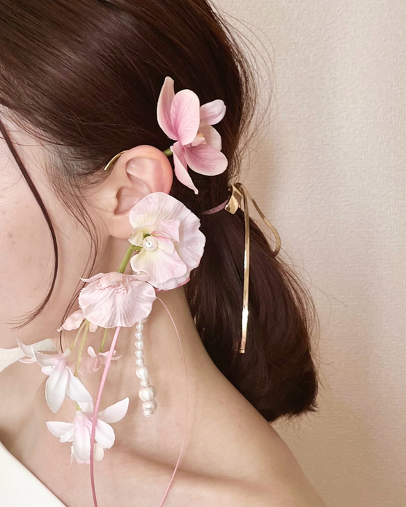 フラワーイヤーカフ　胡蝶蘭 完成品】 ear cuff ピンク胡蝶蘭のフラワーイヤーカフ イヤーカフ