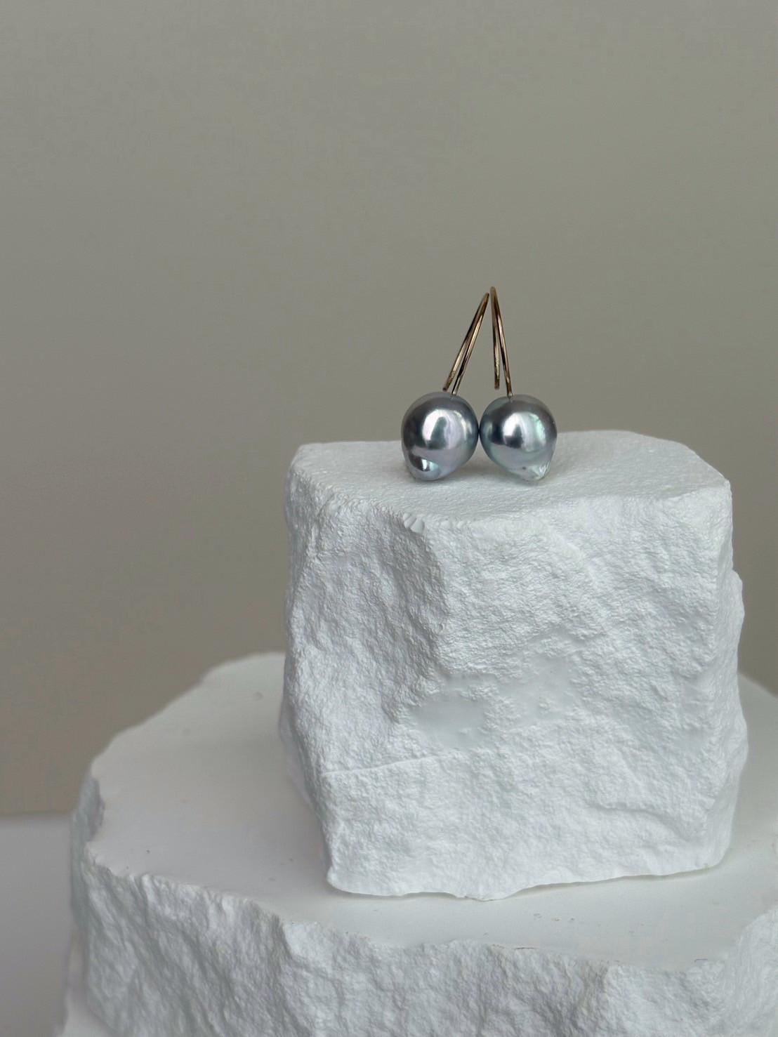 【1点もの】ナチュラルカラー　アコヤ真珠のラウンドフックピアス　スノードロップbluever.