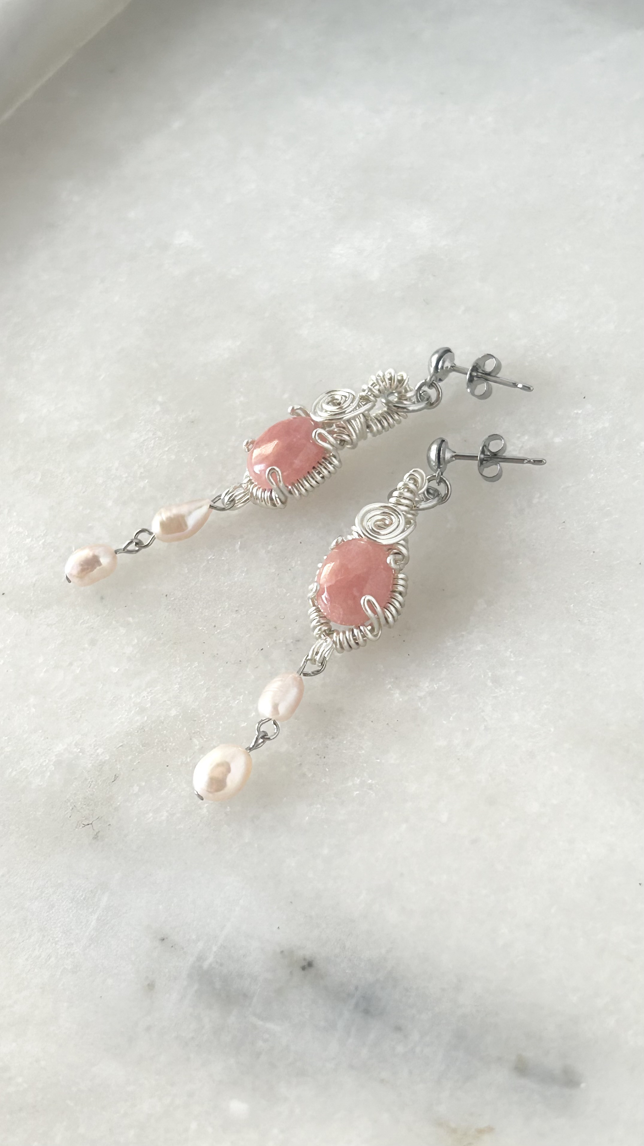 カーネーション〜ロードクロサイトと淡水パールの耳飾り〜 5,226円