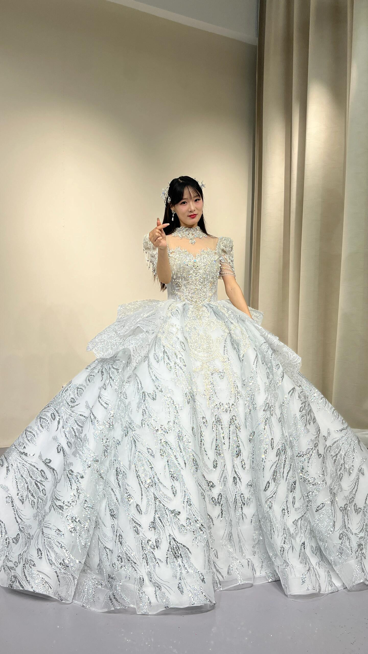 高級感溢れる　スクエアネック　ラッフルスカート　ラメ入り　グッリター　キラキラドレス　シルバー　ファッション　前撮り花嫁