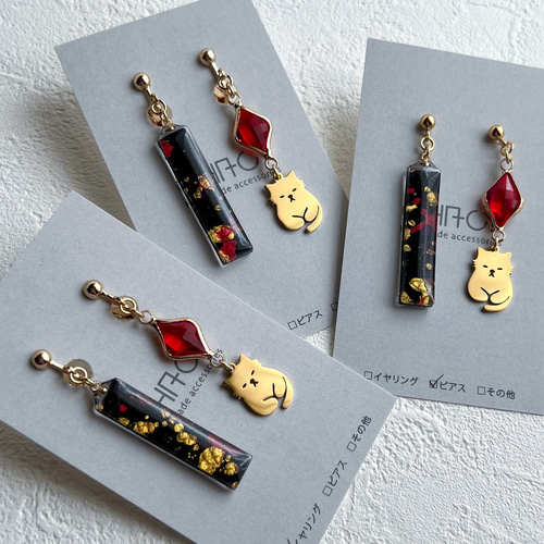 黒に金赤」猫モチーフイヤリングorピアス 香箱座り CHACYレザーインク