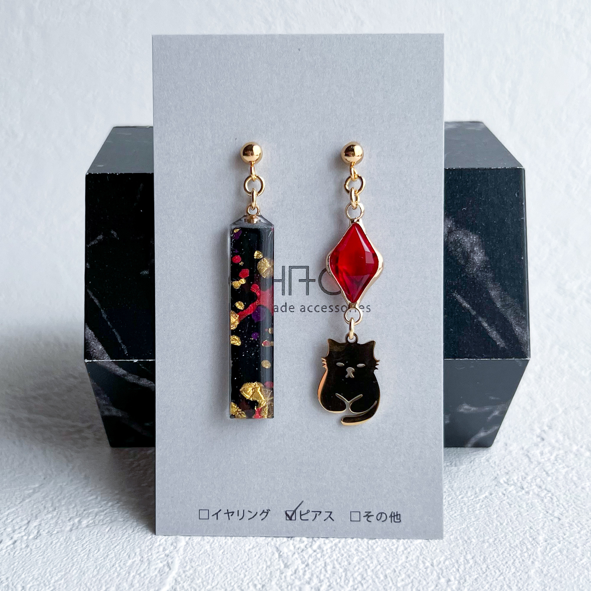 レザーインクアート「黒に金赤」猫モチーフイヤリングorピアス　香箱座り