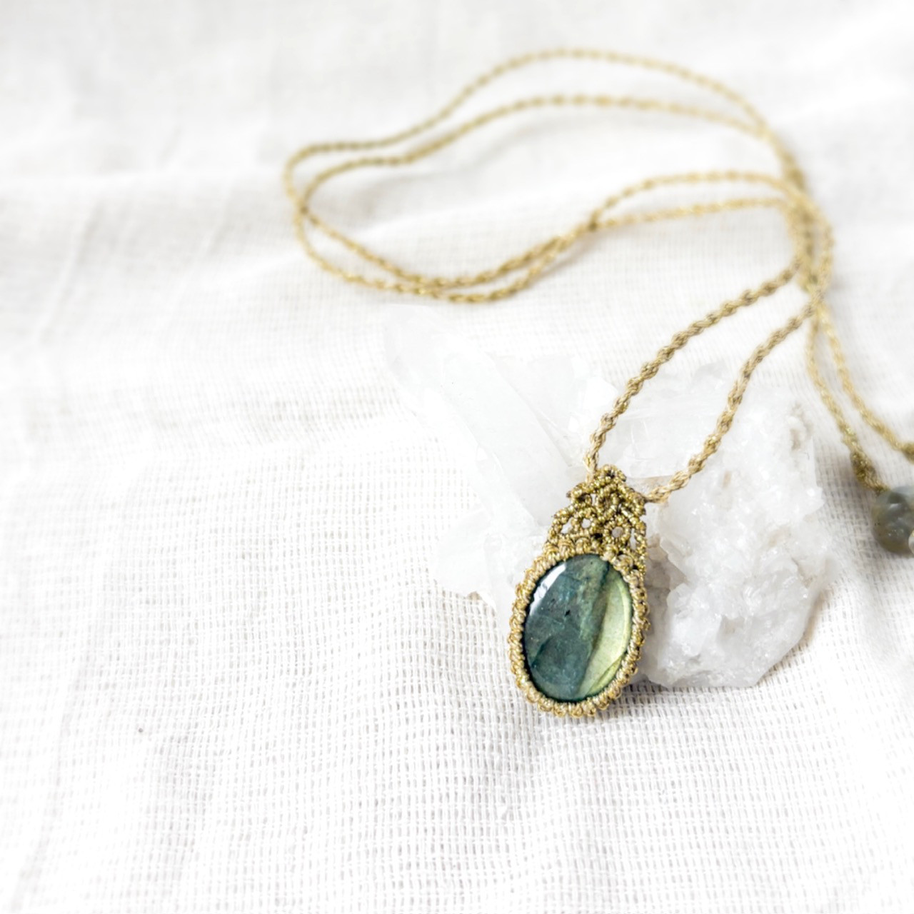 宇宙の光を宿すラブラドライトペンダント