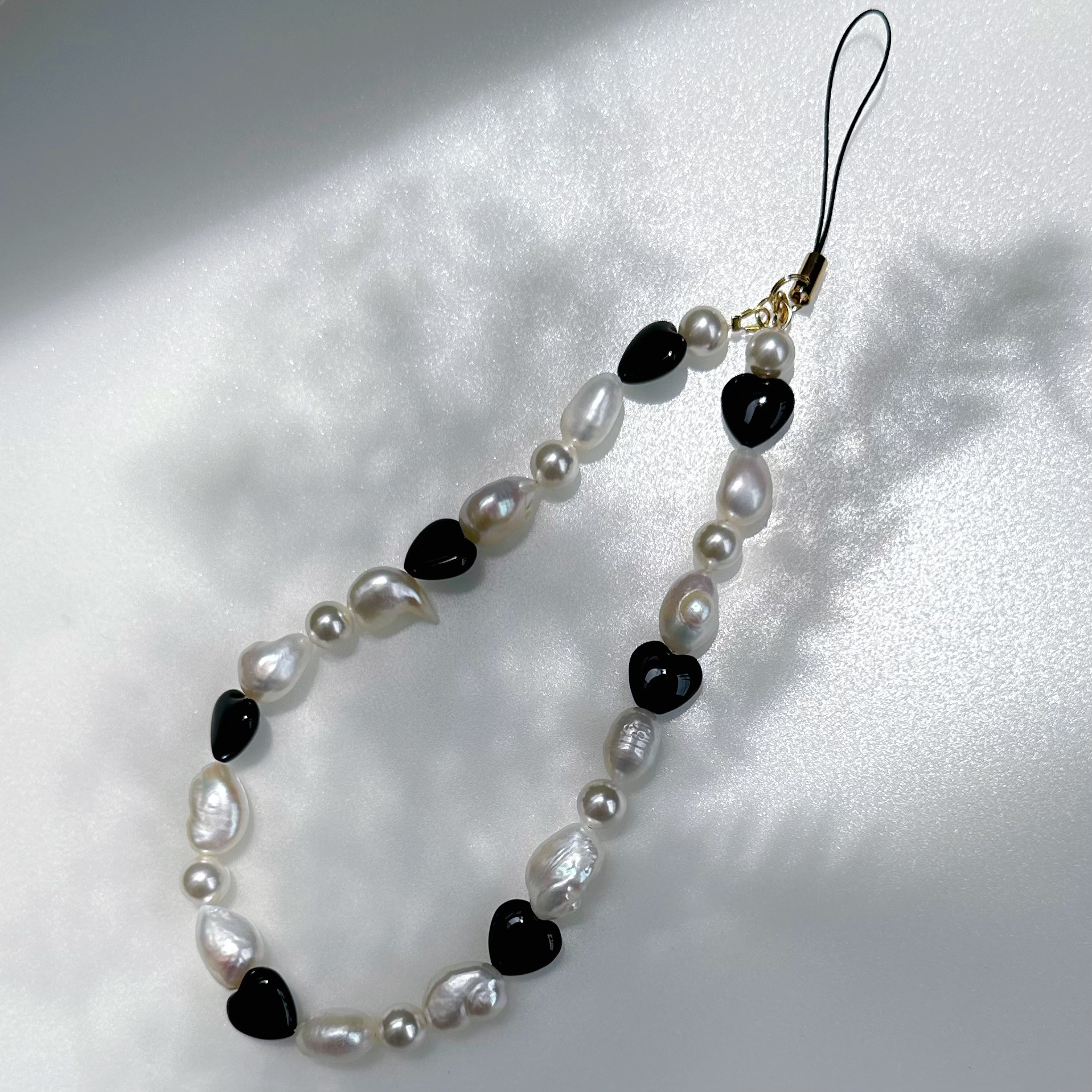 "anemone アネモネ" バロックパール　オニキス　スマホストラップ