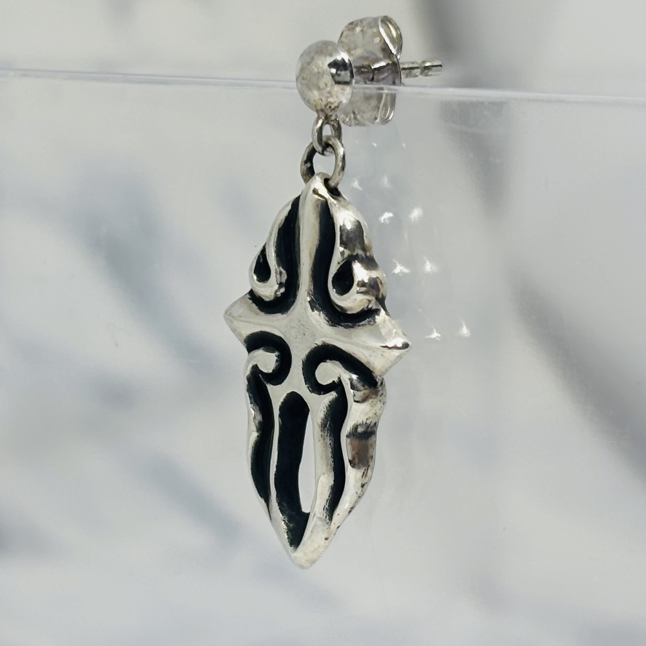 《dagger cross》フレアクロスピアス｜silver925・ピン／フック選択・短剣・ユニセックス・片耳用