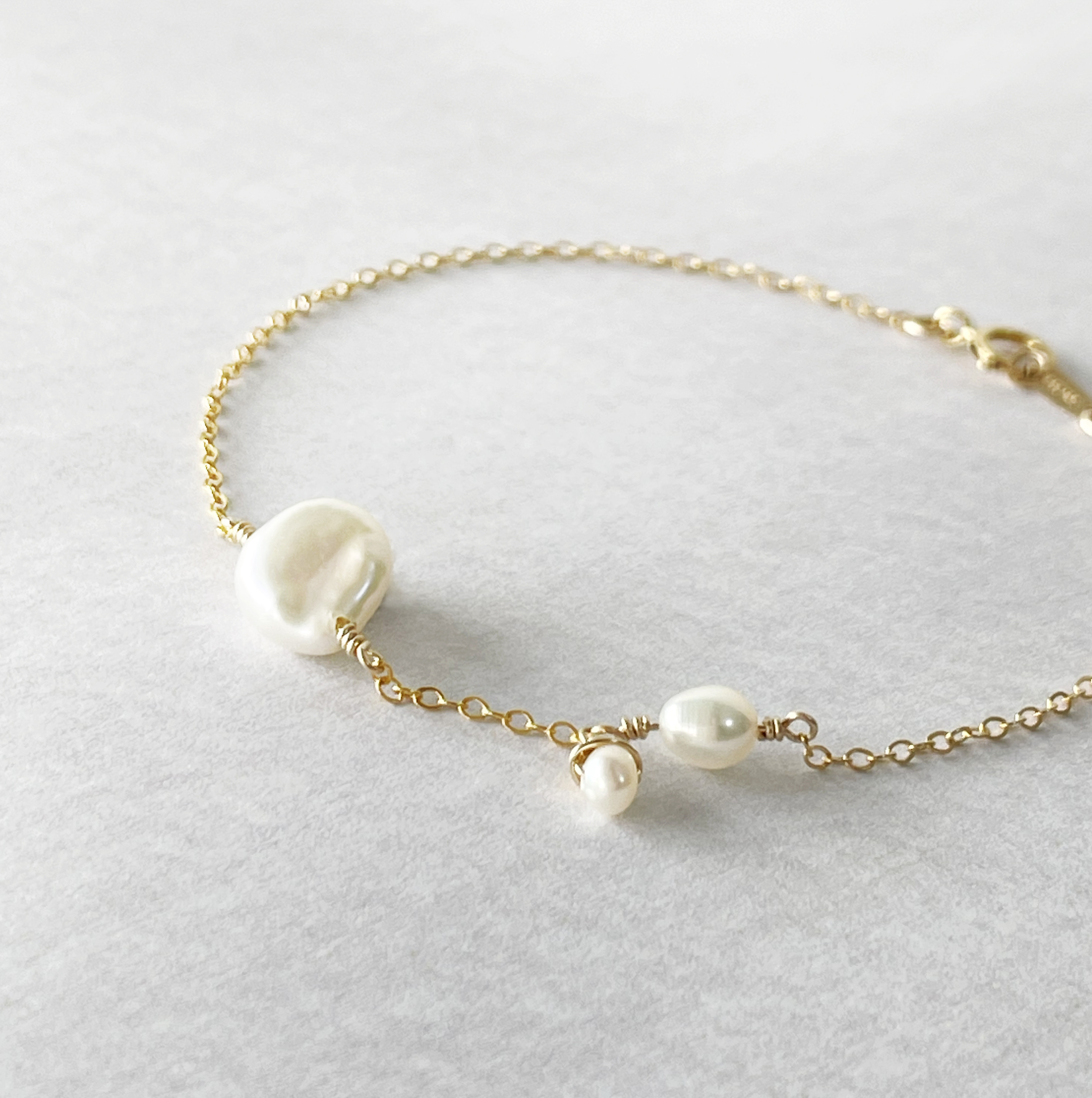 淡水パールのアシンメトリーブレスレット｜14kgf  夏の誕生石2025［ Planet-01 ］