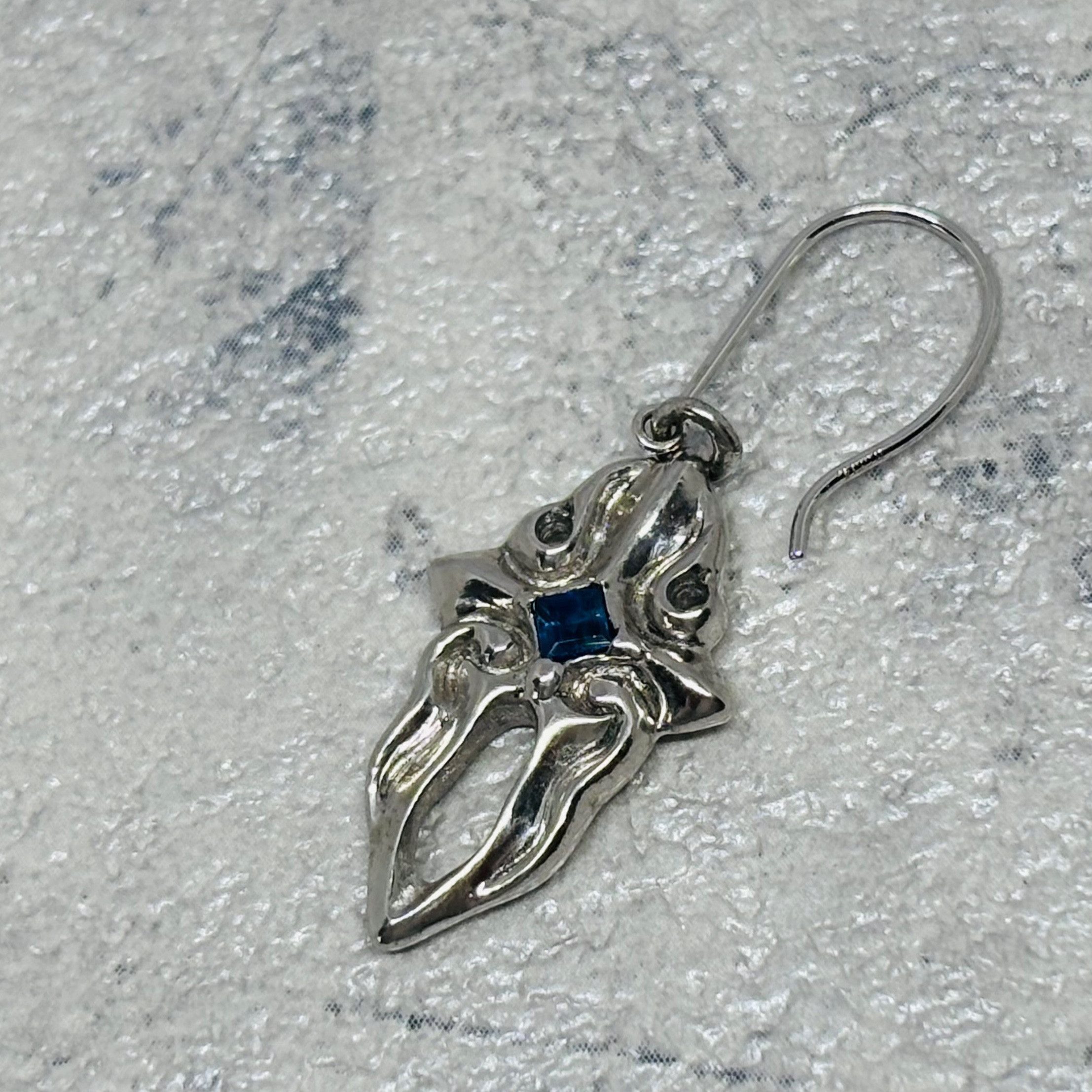 《dagger cross -blue》フレアクロスピアス｜silver925・ロジウムメッキ・サファイア・片耳用