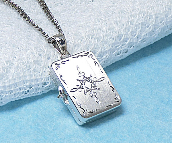 遺骨入れ＆ロケットペンダント（写真入れ兼用）銀製/手彫り/天然サファイア入り/　誕生石選択可能 『角型』