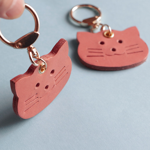 萌え小物 猫チャーム にゃんこ女子力アップ ネコちゃんキーホルダー 本