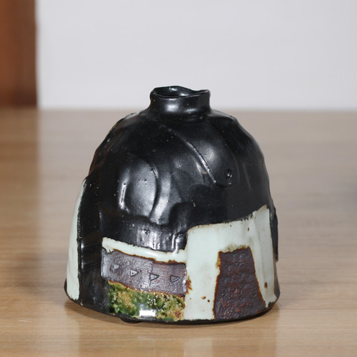 黒と灰色の陶器の花瓶 黒と灰色の陶器の花瓶