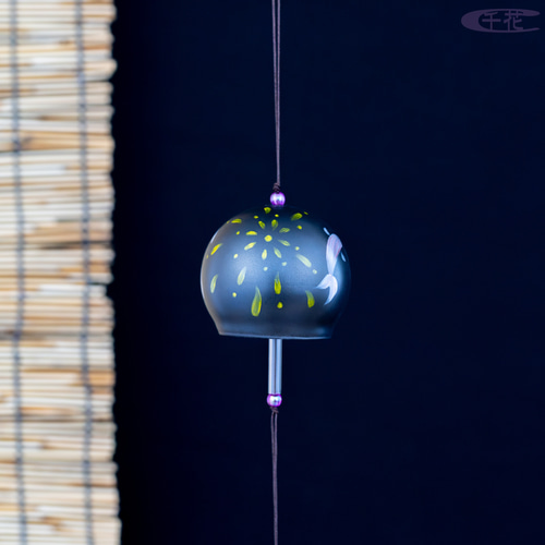 ガラス風鈴＊金魚＆花火＊背景ブラック［ID：C21057-1］ 風鈴
