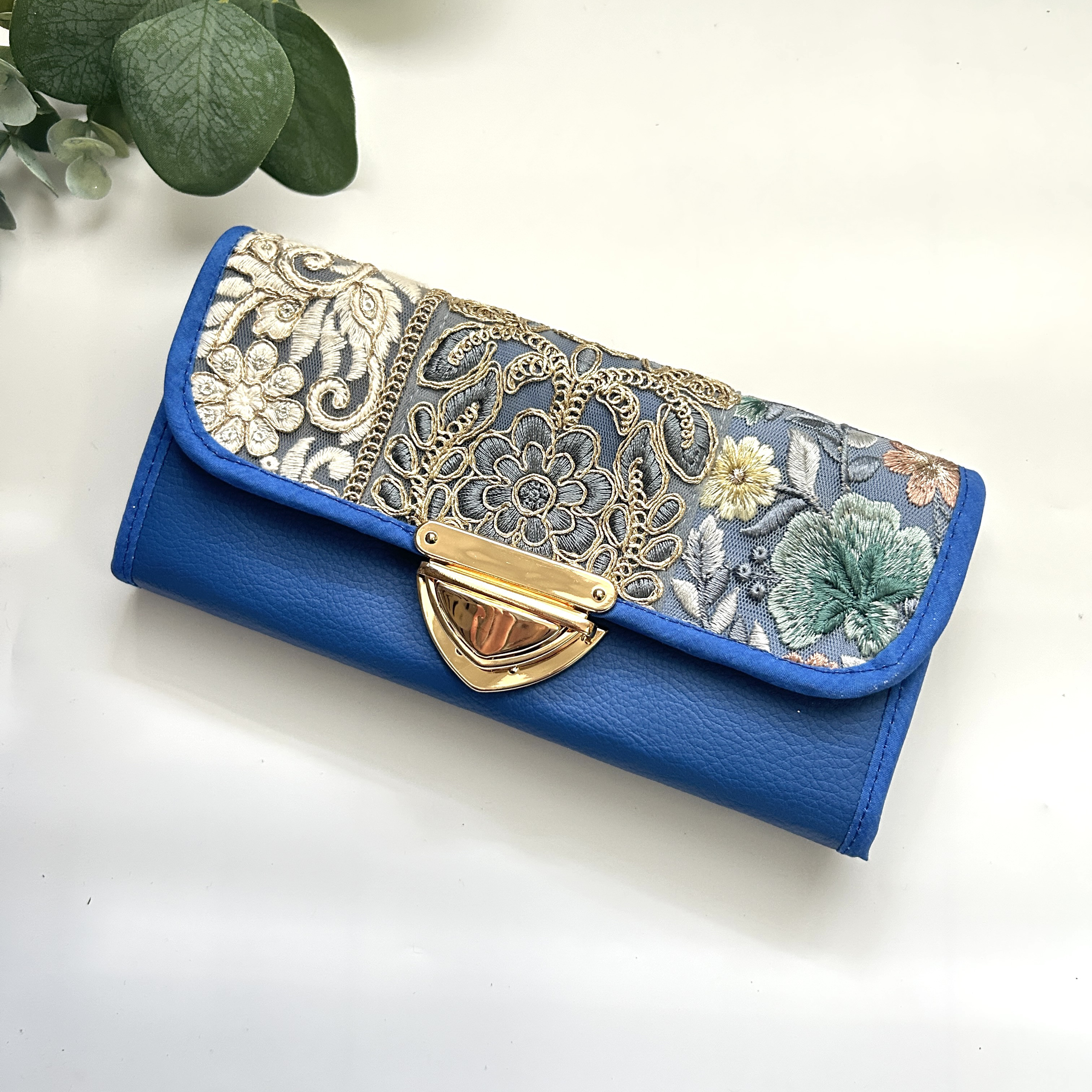 三角ロック⭐︎ インド刺繍リボン　 長財布　ぱっと開いて使いやすい♪　クラシカルな華やかさ 4,320円