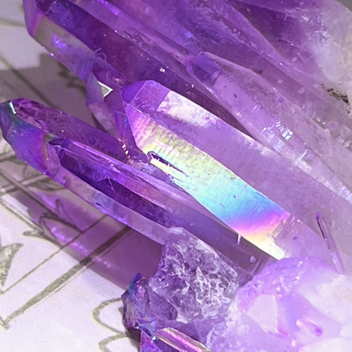 チャネリング✨　パープル　オーラ水晶　クリスタル　クラスター　原石 七色の夢✨ パープル オーラ水晶 クリスタル クラスター 原石 天然石
